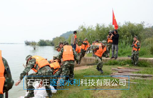 河南黃河沿岸地帶，利用防汛沙袋進(jìn)行擋水工作